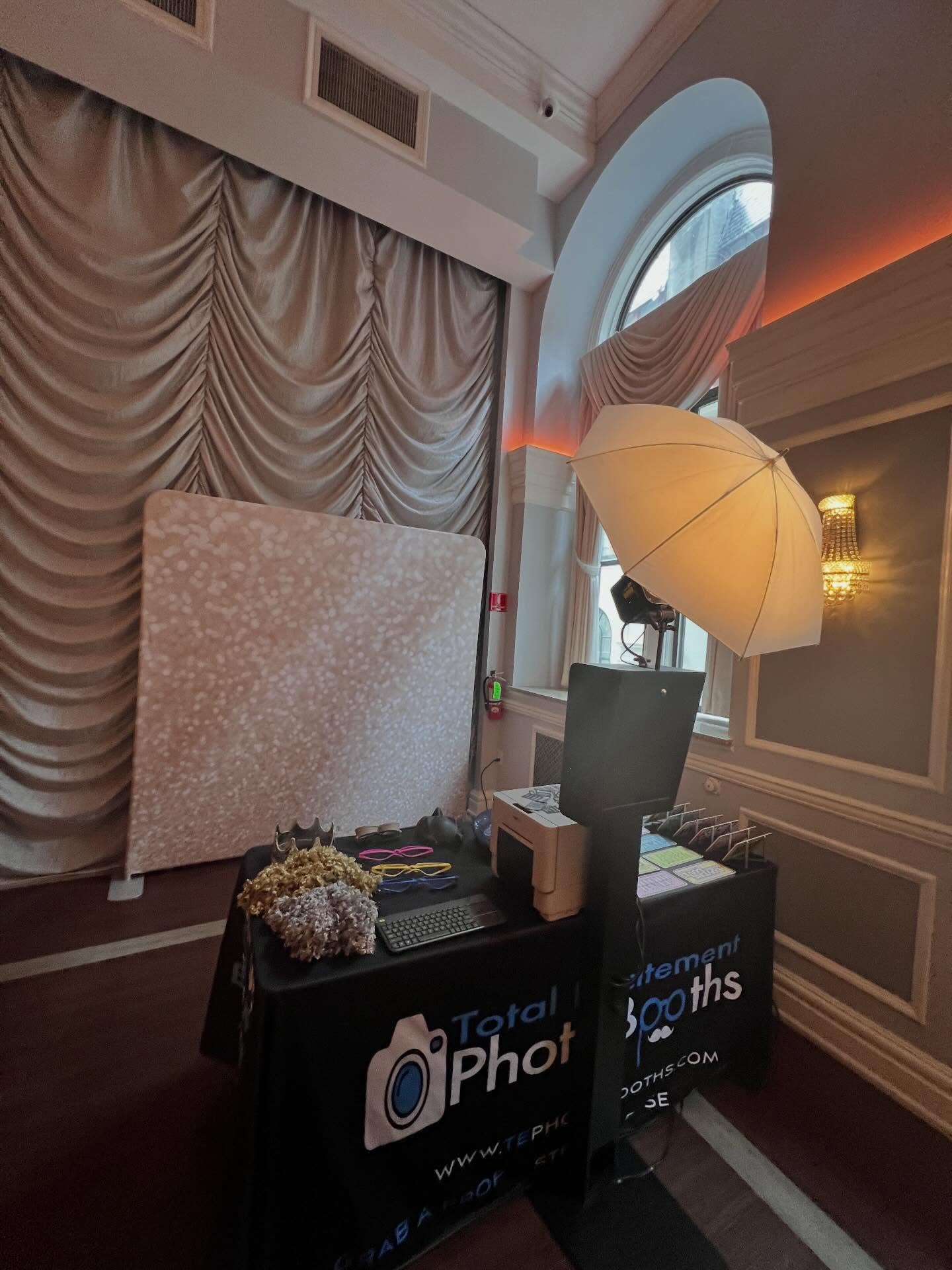 Modern_Booth_Champayne_Wedding