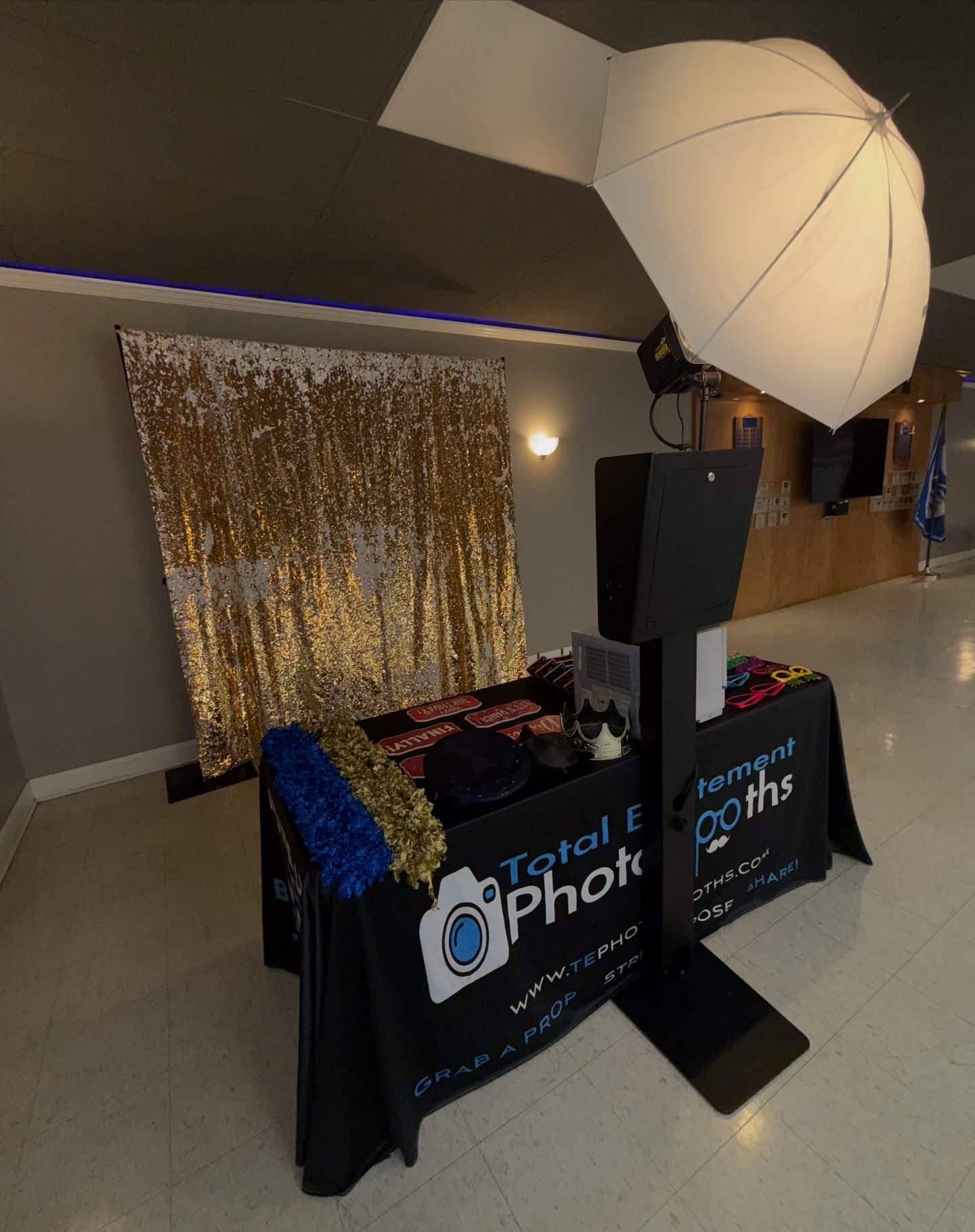 Modern_Booth_GoldBrackdrop