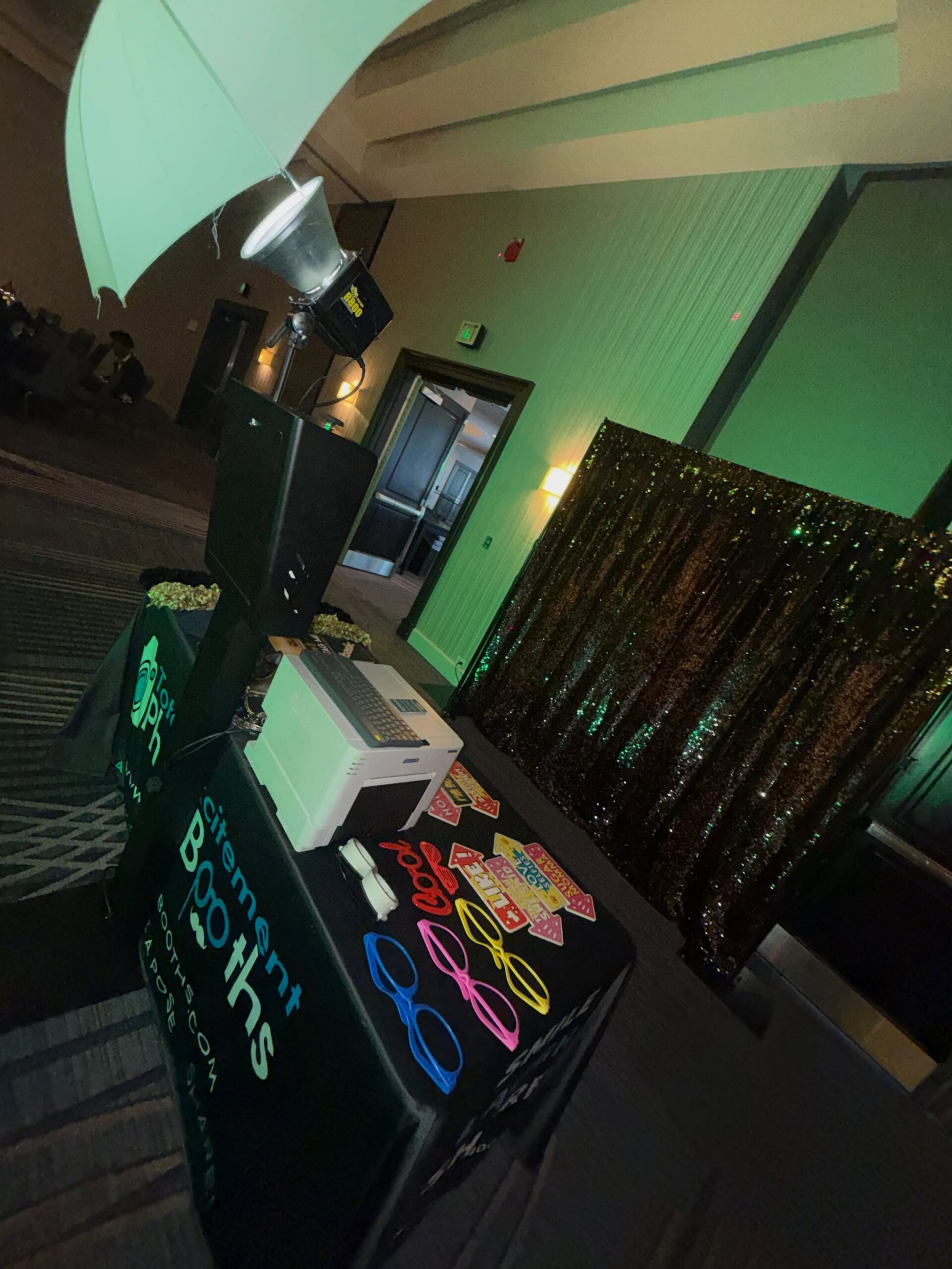 Modern_Booth_Setup_blackbackgolddrop