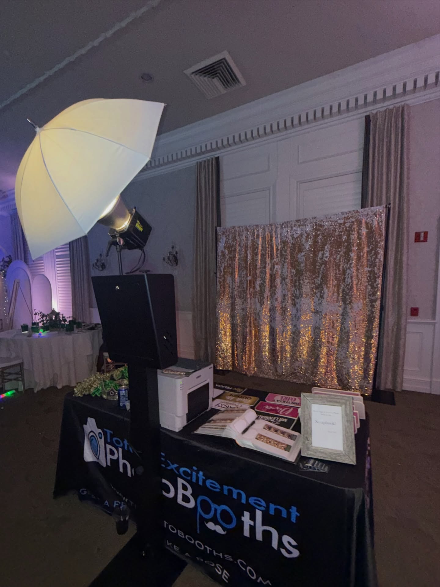 Modernbooth_goldwhitebackdrop_